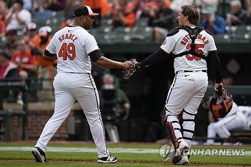 무실점으로 이닝을 마친 뒤 포수와 인사하는 수아레스(왼쪽)