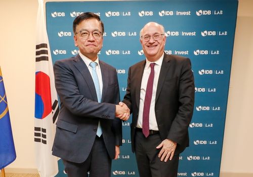 최상목 부총리, 일랑 고우드파일 미주개발은행(IDB) 총재 면담