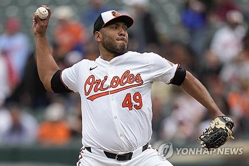 7년 만의 MLB 복귀전에서 호투한 '삼성 출신' 볼티모어 수아레스