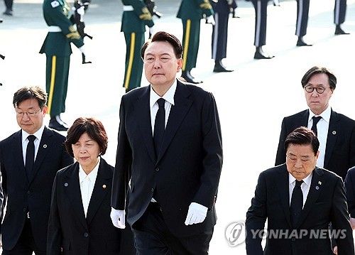 윤석열 대통령, 4·19혁명기념 국립4·19민주묘지 참배