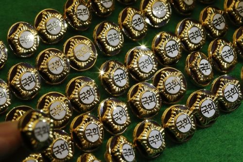 제20대 국회의원들에게 지급될 국회의원 배지. 2016년 [연합뉴스 자료사진]