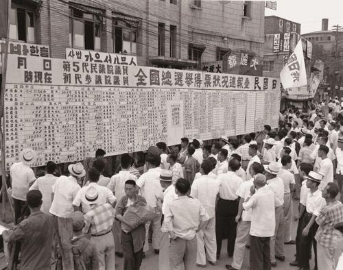 제5대 참의원 선거 득표 상황판을 지켜보는 시민들. 1960년 [중앙선관위 제공]