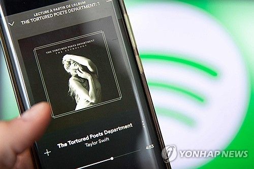 스포티파이에서 재생되는 테일러 스위프트의 새 앨범 음원 