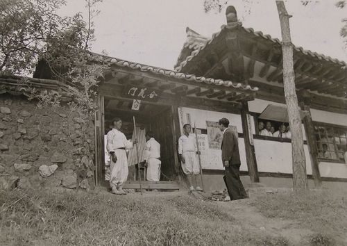 제헌 국회의원 선거 투표장에서 막대기를 든 청년들이 문 앞을 지키고 있다. 1948년 [국사편찬위원회 제공]