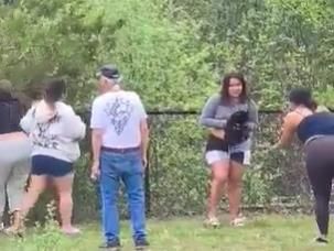 곰 들고 사진 찍으려는 사람들