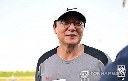 인터뷰하는 U-23 축구대표팀 황선홍 감독