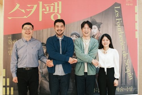 국립극단 연극 '스카팽'의 배우·수어 통역사