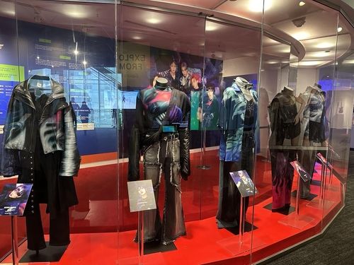 LA 그래미 뮤지엄에 전시된 에이티즈 앨범재킷 의상 