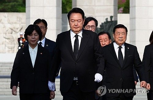 윤 대통령, 4·19혁명 기념 국립4·19민주묘지 참배