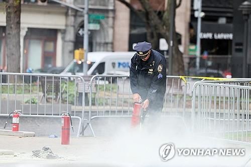 분신 남성 병원 이송후 소화기로 남은 불을 진화하는 경찰