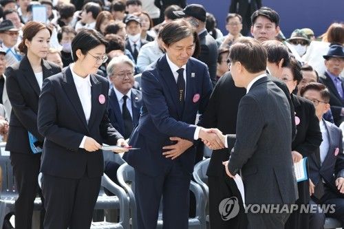 인사 나누는 이재명-조국