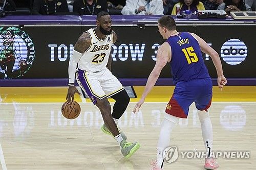 LA 레이커스 제임스(왼쪽)와 덴버의 요키치