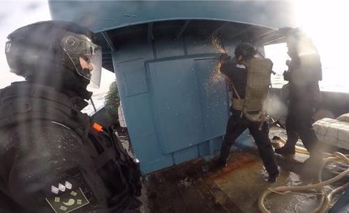 철문 닫고 도주하던 어선 조타실 개방하려는 해경 