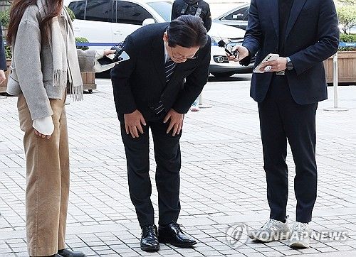 허리 숙여 인사하는 이재명 대표