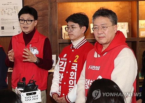 취재진 질문에 답하는 한동훈 비대위원장