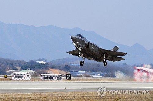 이륙하는 F-35A 전투기