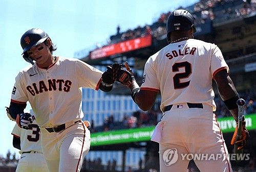 시즌 2호이자 안방에서 1호 홈런 치고 솔레르의 환영받는 이정후 