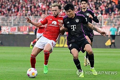 우니온 베를린과의 경기에 출전한 김민재(오른쪽)