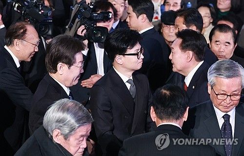 여야 대표와 인사 마친 윤석열 대통령
