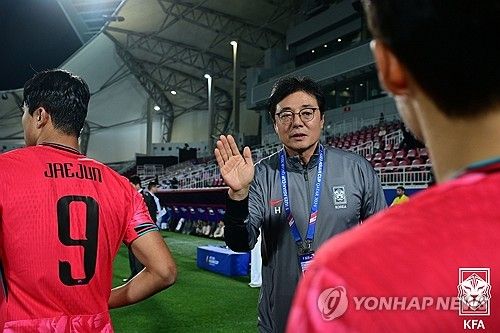 하이 파이브 하는 황선홍 감독