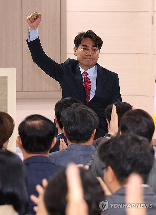 인사하는 이성권 당선인