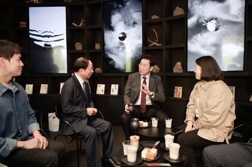 원강수 시장과 카페서희에서 대화 나누는 심민 임실군수