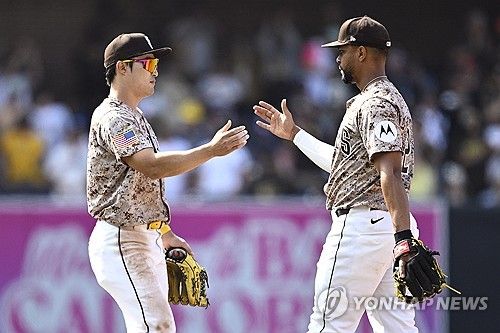 김하성(왼쪽)과 산더르 보하르츠