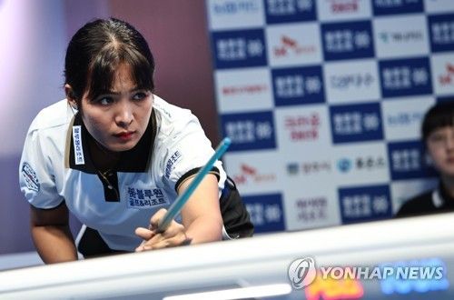 스롱 피아비의 날카로운 눈빛