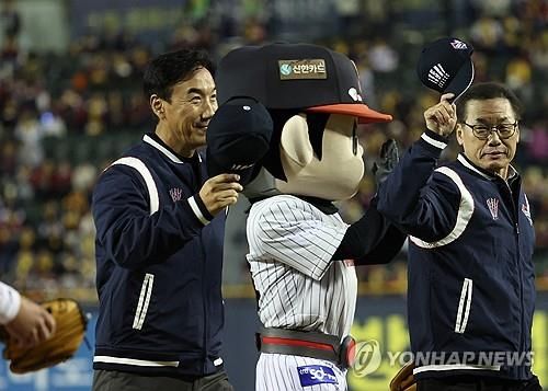 1994년 LG 우승 배터리였던 김용수(오른쪽)와 김동수