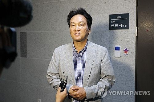 취재진 질문에 답하는 안민석 의원