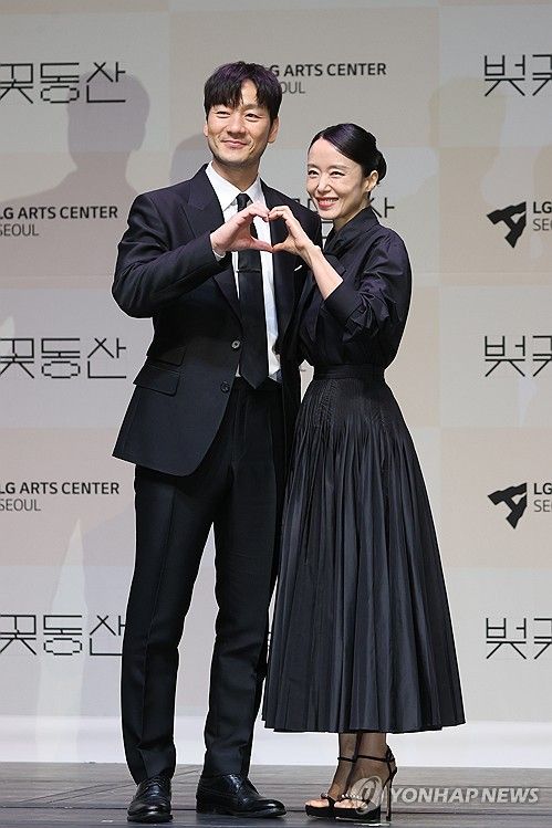 포즈 취하는 박해수-전도연