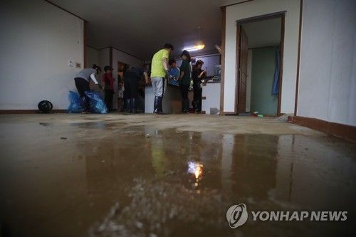 흙탕물 고인 집안