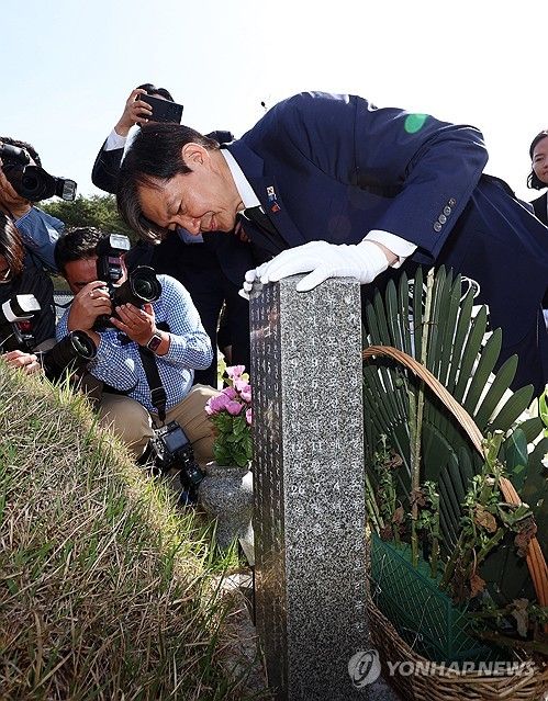 조국, 윤상원 열사 묘소 참배
