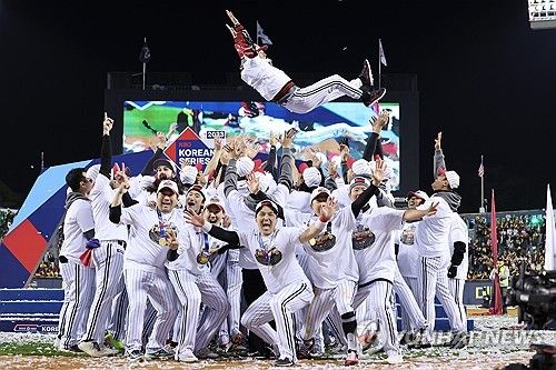 염경엽 감독 헹가래 치는 LG 트윈스