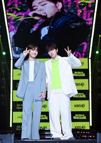 '더 시즌즈' 밴드마스터 정동환(왼쪽)과 새 MC 지코