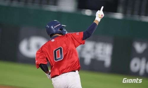 21일 부산 kt전에서 홈런을 치고 달리는 롯데 황성빈