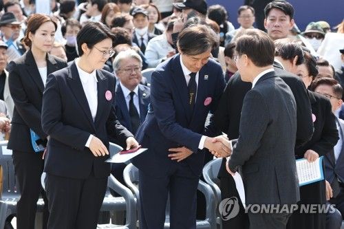 인사 나누는 이재명-조국