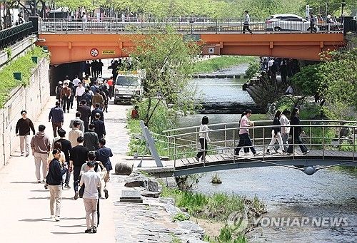 초여름 날씨에 가벼워진 옷차림