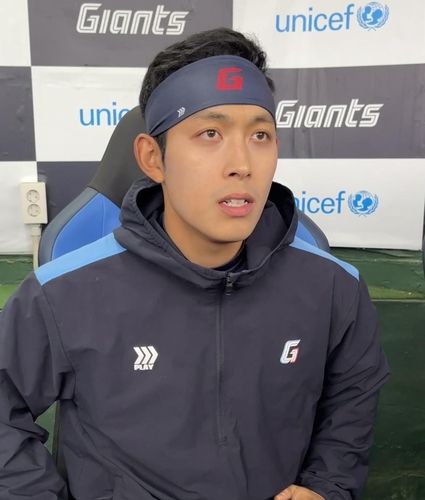 취재진과 인터뷰하는 롯데 황성빈