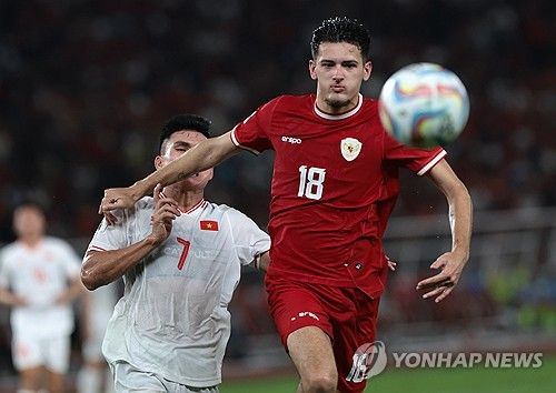 인도네시아의 네덜란드 혼혈 수비수 허브너(오른쪽)