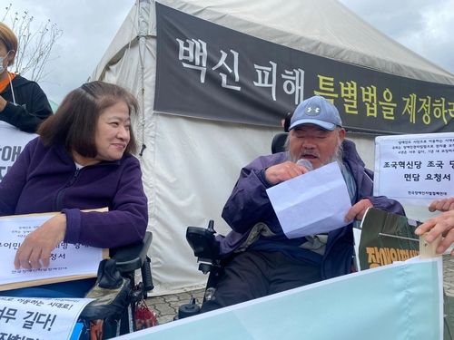 발언하는 전장연 활동가