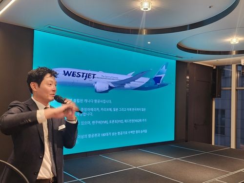 웨스트젯의 인천∼캘거리 노선을 소개하고 있는 웨스트젯 이정훈 차장. [사진/성연재 기자] 