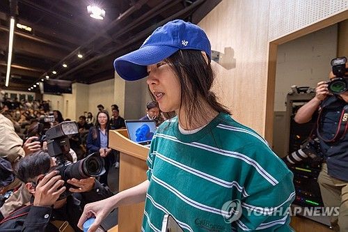 기자회견장 들어서는 민희진 어도어 대표