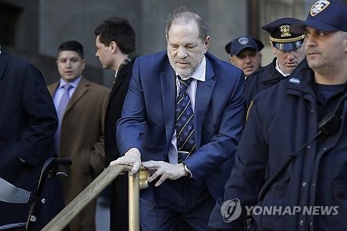 법정 나서는 와인스틴