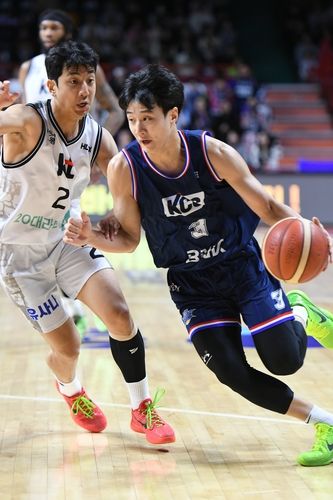 허웅(오른쪽)과 허훈의 맞대결 모습. 