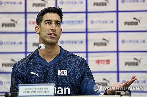 질문 답하는 라미레스 남자배구 국가대표팀 감독