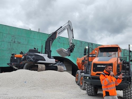 HD현대인프라코어의 무인 굴착기