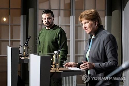 스위스서 우크라이나 평화 정상회의 개최 추진을 발표한 우크라이나·스위스 정상