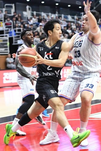 돌파를 시도하는 kt 허훈