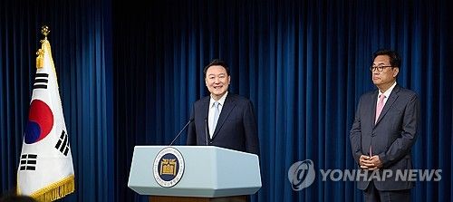 윤석열 대통령, 정진석 신임 비서실장 직접 소개